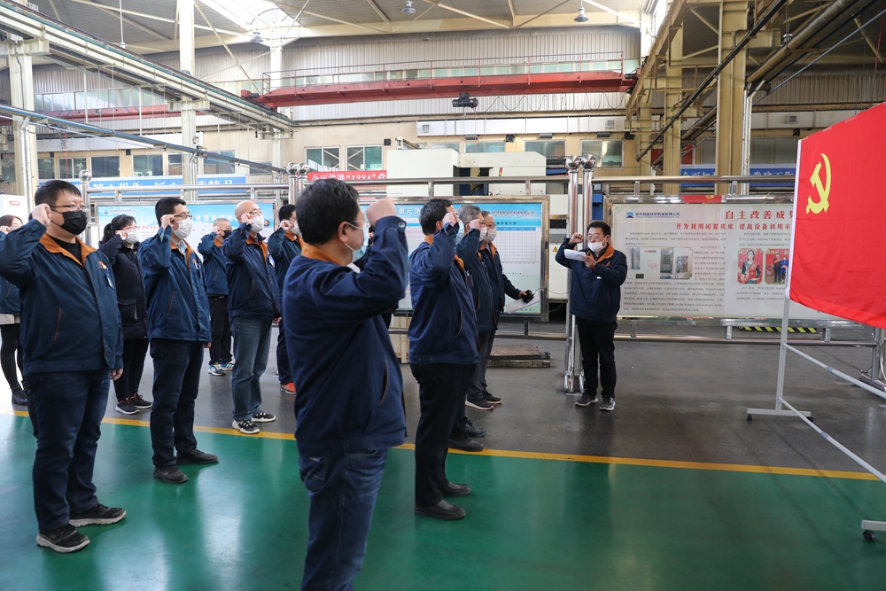 圖3： 2月21日，新成立的口罩機(jī)項(xiàng)目研發(fā)和生產(chǎn)兩個(gè)臨時(shí)黨支部在黨旗下誓師，勇于擔(dān)當(dāng)、不怕困難、全力以赴，堅(jiān)決完成攻堅(jiān)任務(wù)。1.jpg